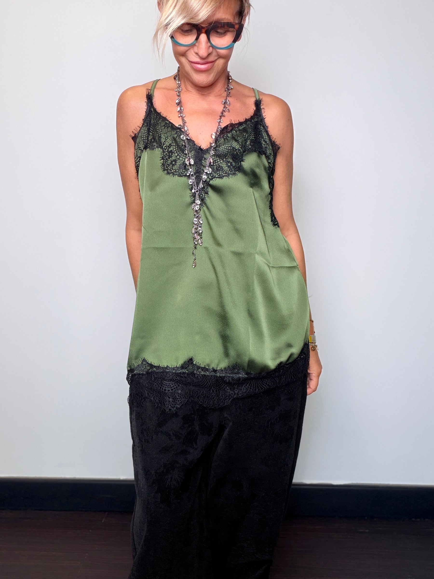 Top in Raso Verde Militare con Pizzo Nero