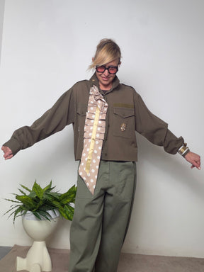 Giacca camicia  verde militare con bavero a pois beige