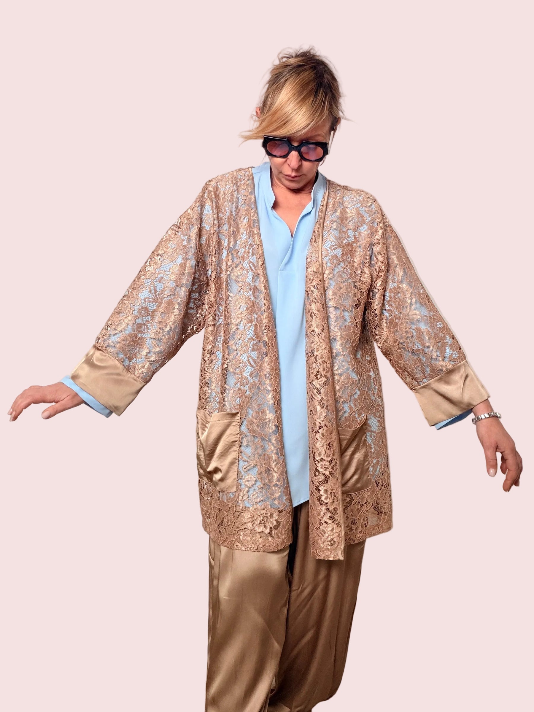 Giacca lunga dallo stile raffinato realizzata in pizzo trasparente con dettagli in satin