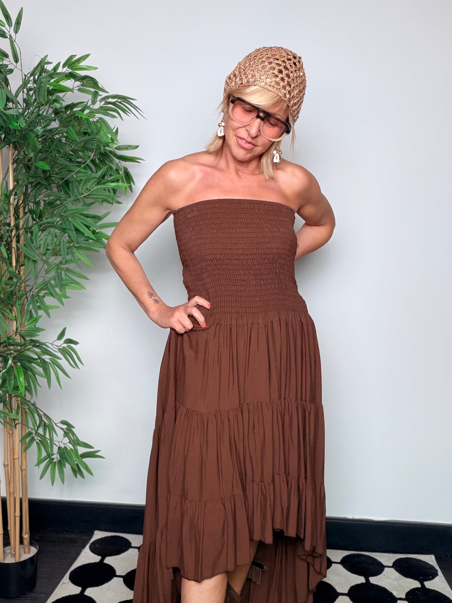 Abito Bustier a Fascia con Corpino Smock e Gonna a Balze Asimmetrica