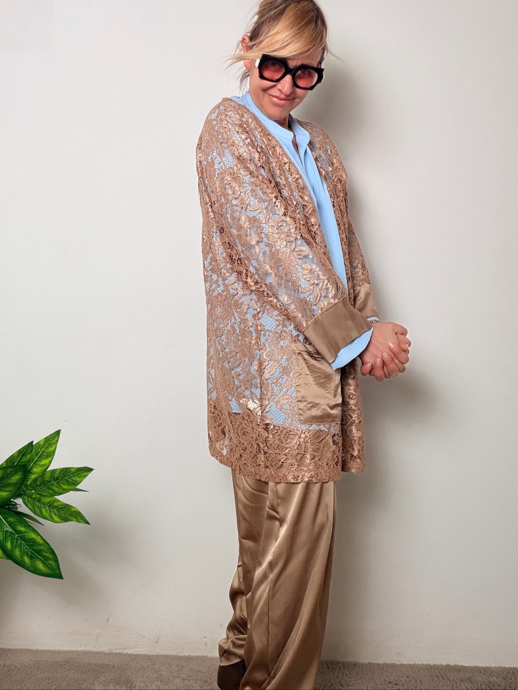 Giacca lunga dallo stile raffinato realizzata in pizzo trasparente con dettagli in satin