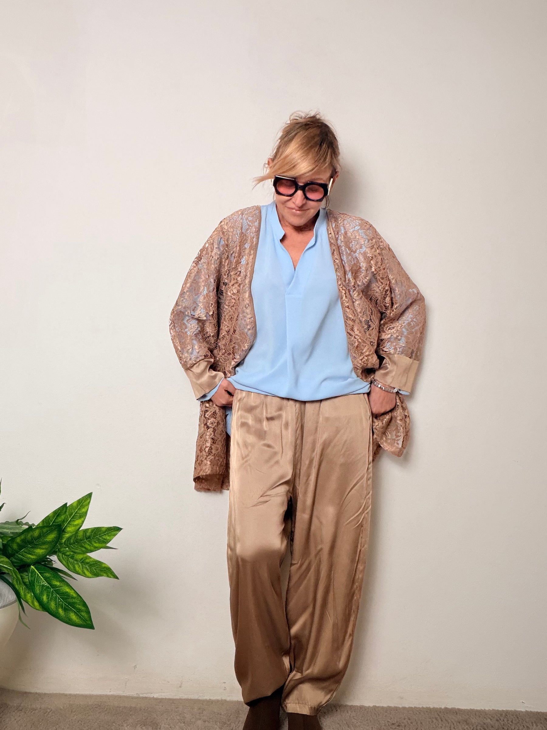 Giacca lunga dallo stile raffinato realizzata in pizzo trasparente con dettagli in satin