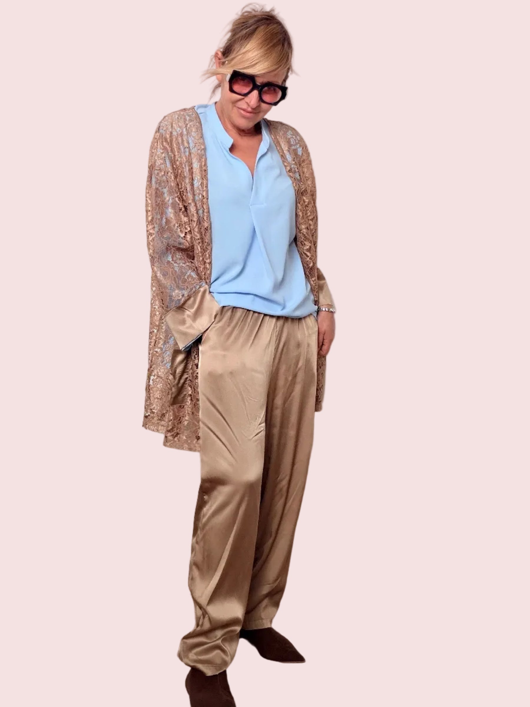 Giacca lunga dallo stile raffinato realizzata in pizzo trasparente con dettagli in satin