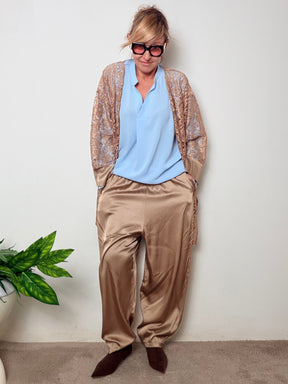 Pantalone in raso con elastico in fondo