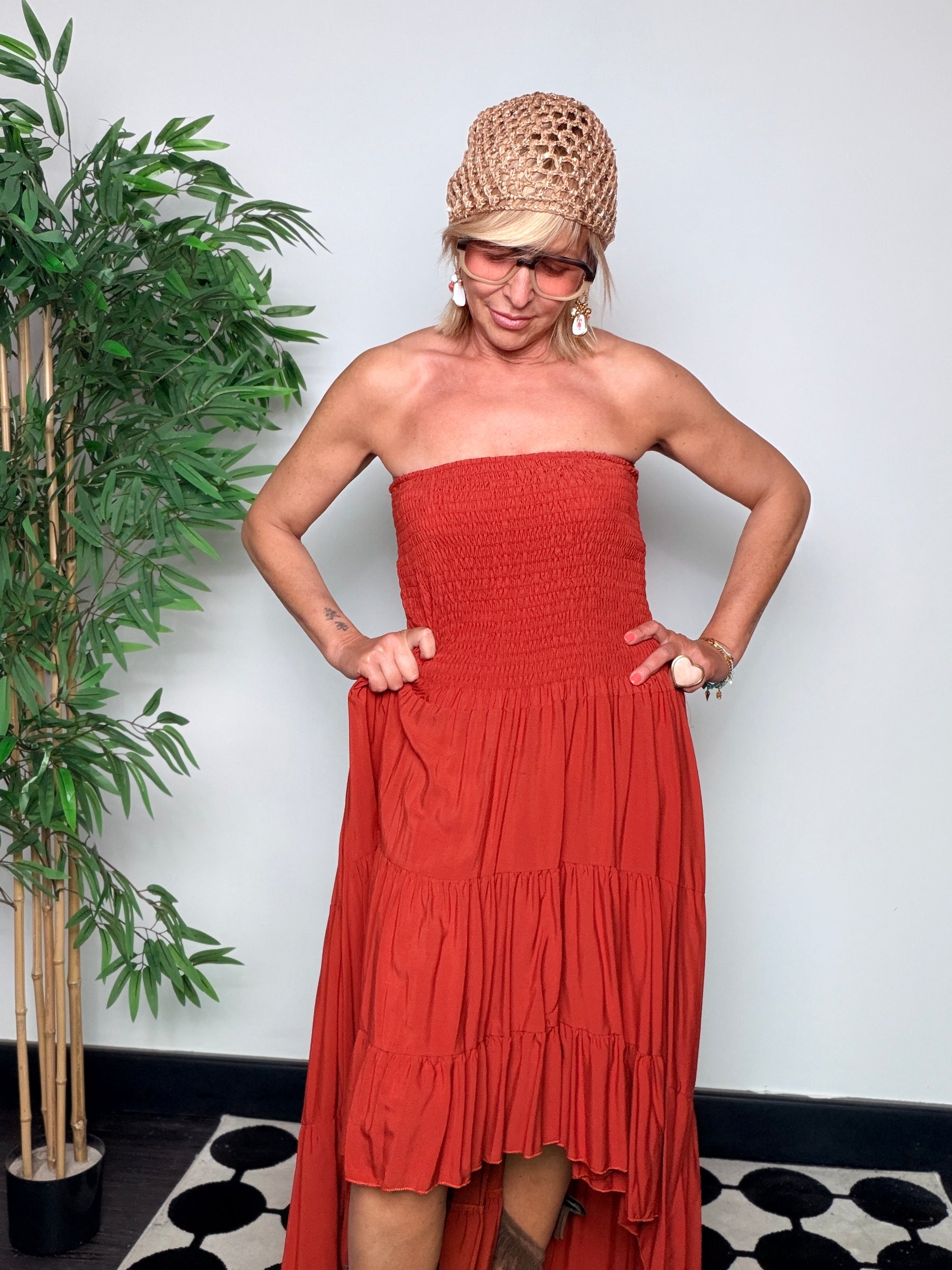 Abito Bustier a Fascia con Corpino Smock e Gonna a Balze Asimmetrica