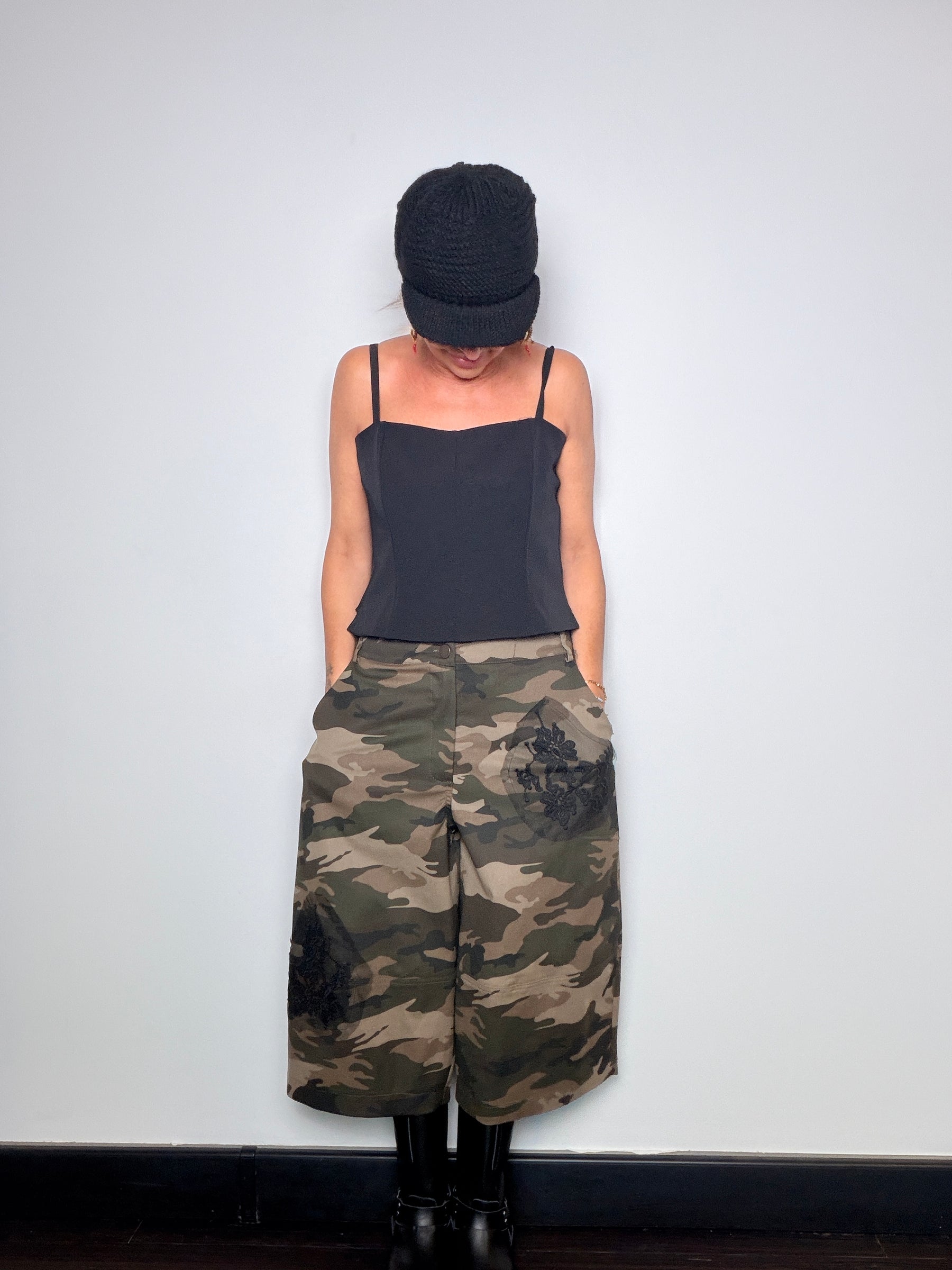 Top Nero Fluido con Spalline Sottili Le Streghe
