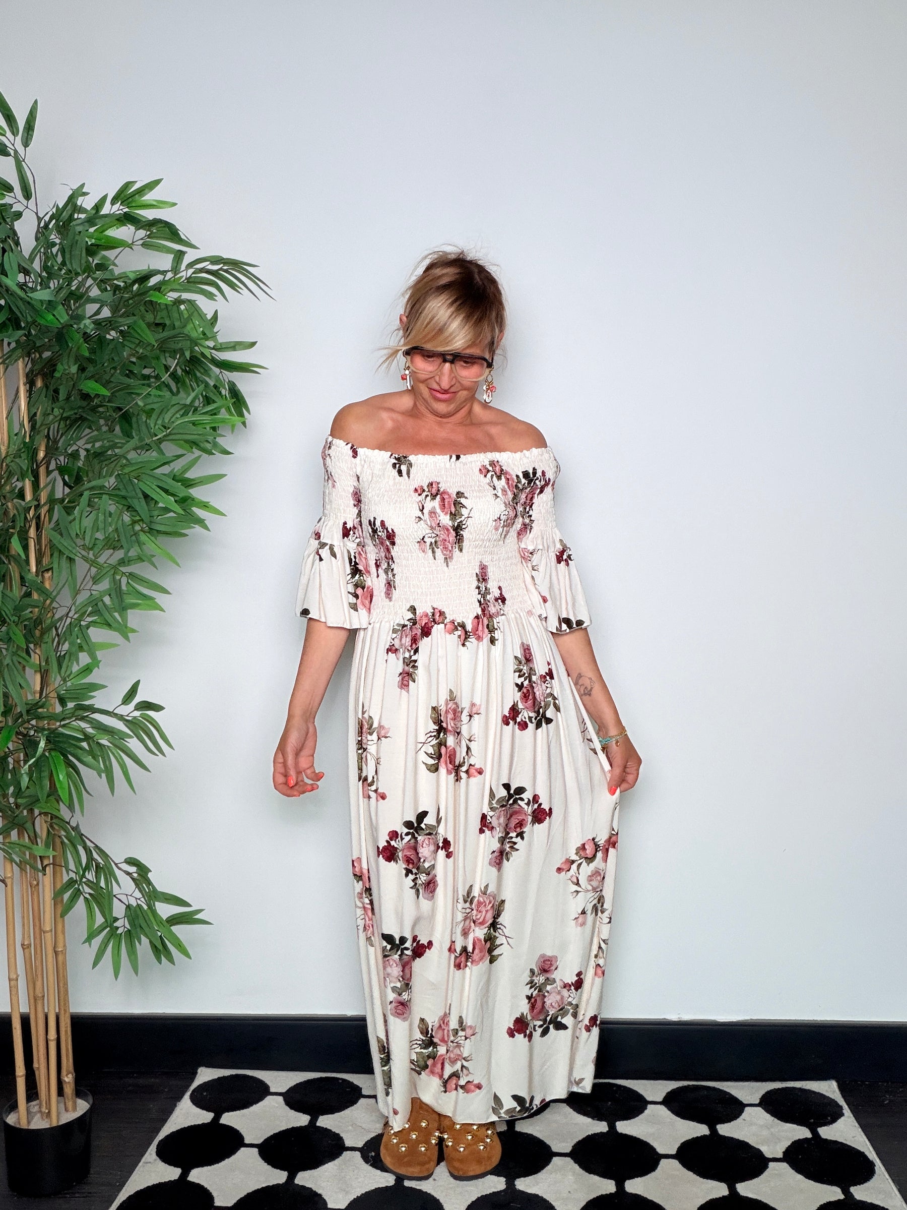 Abito Maxi Off-Shoulder con Corpino Smock e Maniche a Campana — Stampa Floreale