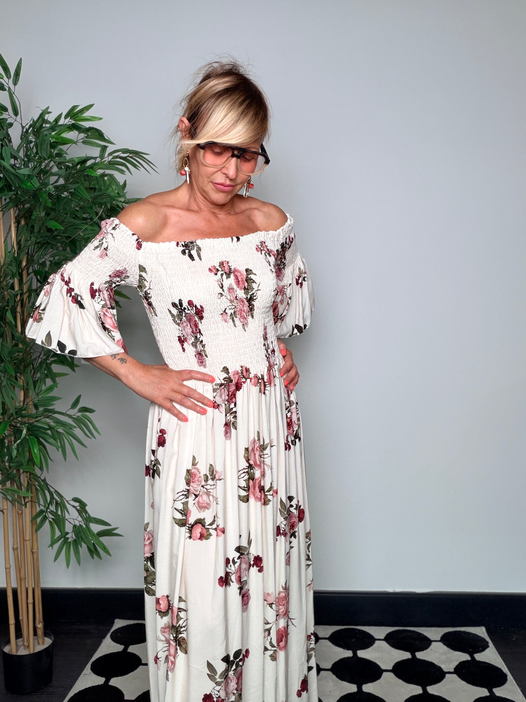 Abito Maxi Off-Shoulder con Corpino Smock e Maniche a Campana — Stampa Floreale