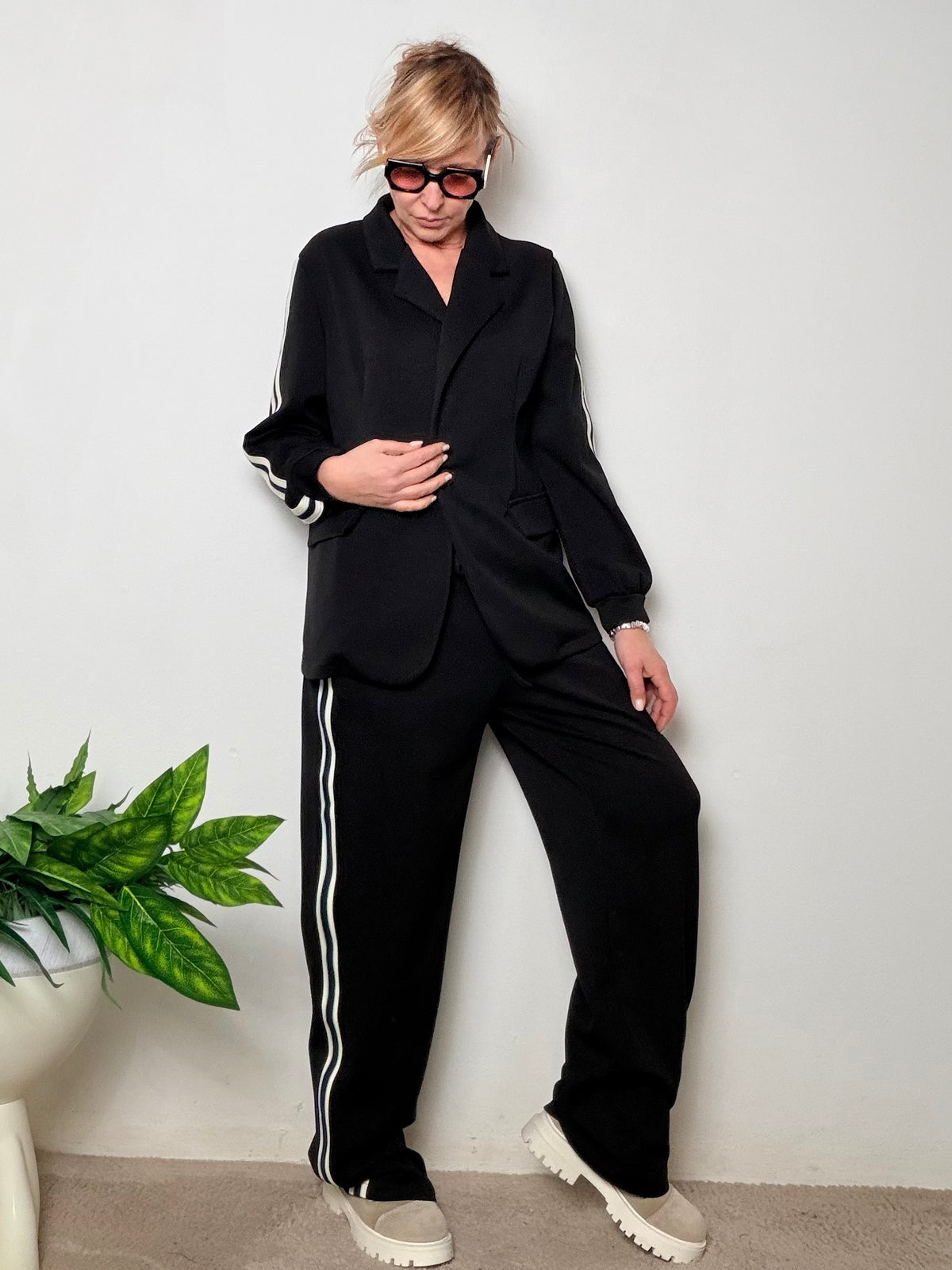 Completo nero dal mood sporty-chic che unisce comfort e carattere in un solo look 🔥