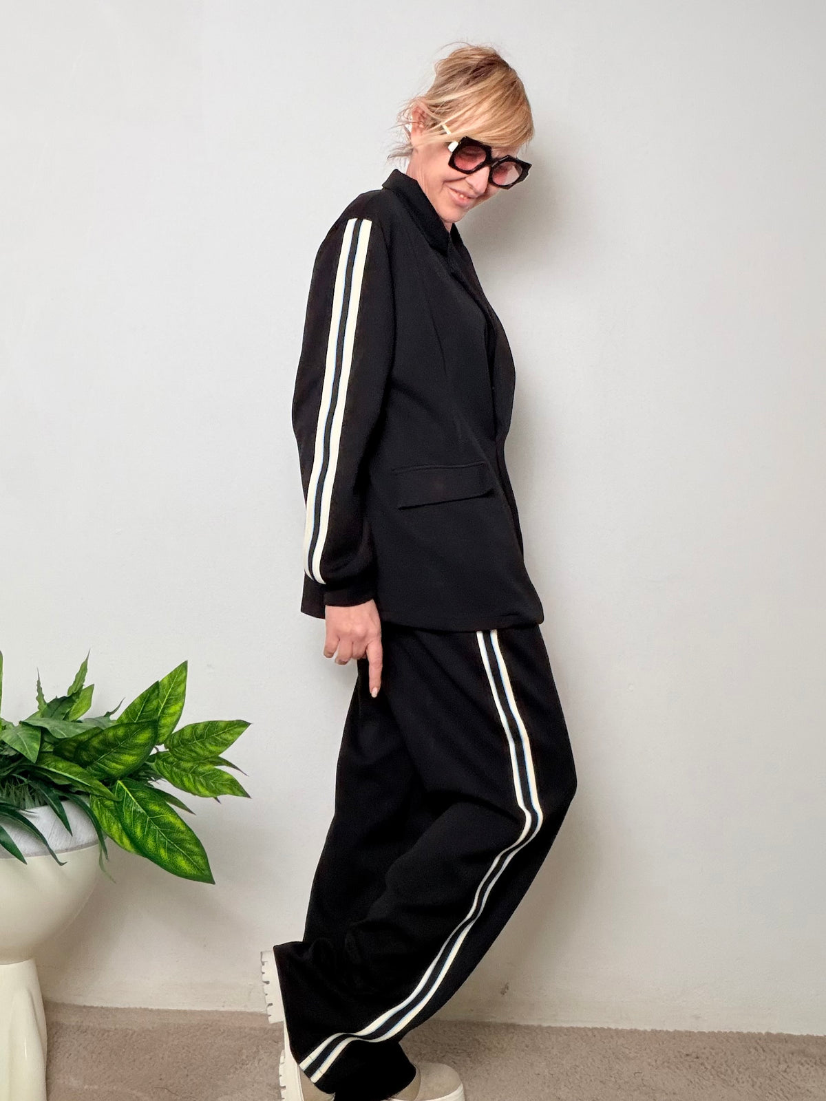 Completo nero dal mood sporty-chic che unisce comfort e carattere in un solo look 🔥