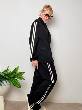 Completo nero dal mood sporty-chic che unisce comfort e carattere in un solo look 🔥