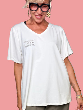 T-shirt donna bianca con scollo a V e micro scritta, vista frontale