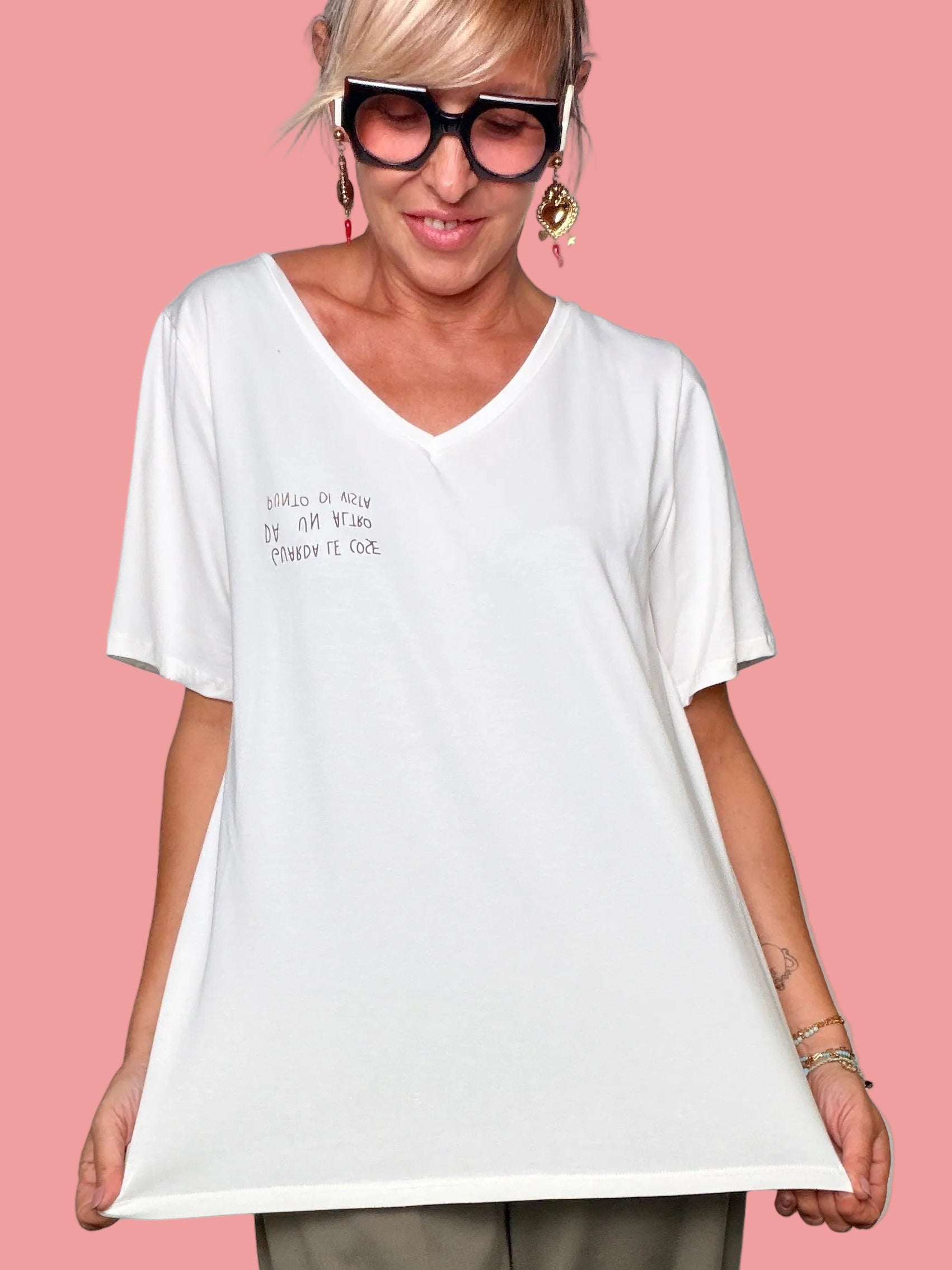 T-shirt donna bianca dalla linea ampia con micro scritta sul petto