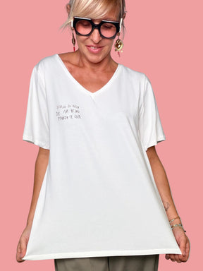 T-shirt donna bianca dalla linea ampia con micro scritta sul petto