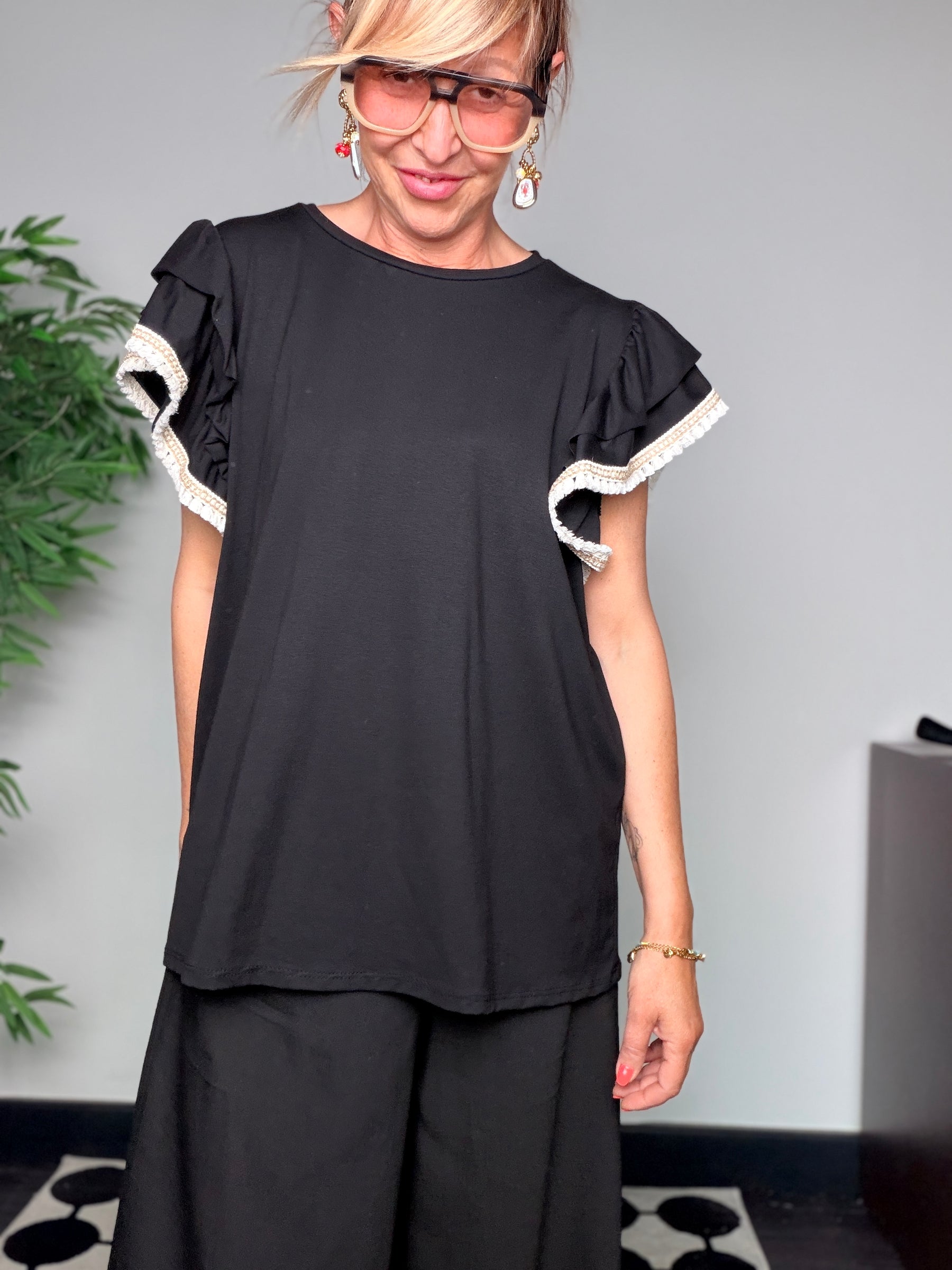 T-shirt Oversize con Maniche a Volant Doppio e Bordo Pizzo a Pallini