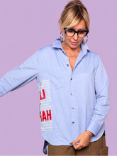 Camicia azzurra con scritte a contrasto Souvenir