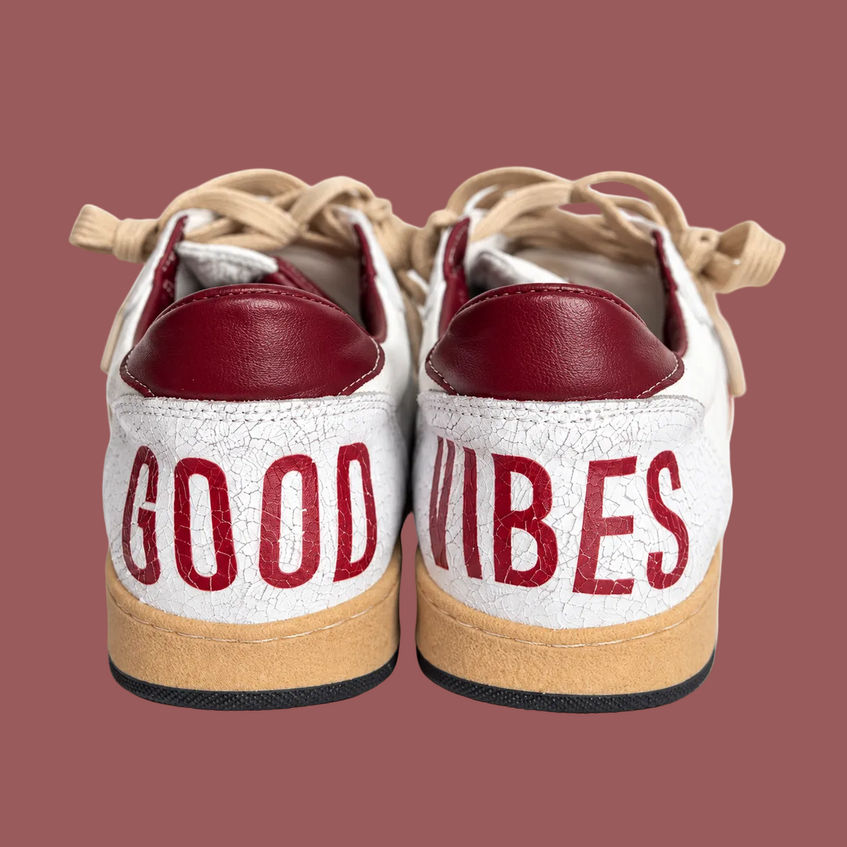 Sneakers con stella bordeaux e scritta GOOD VIBES