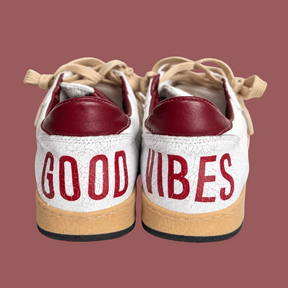 Sneakers con stella bordeaux e scritta GOOD VIBES