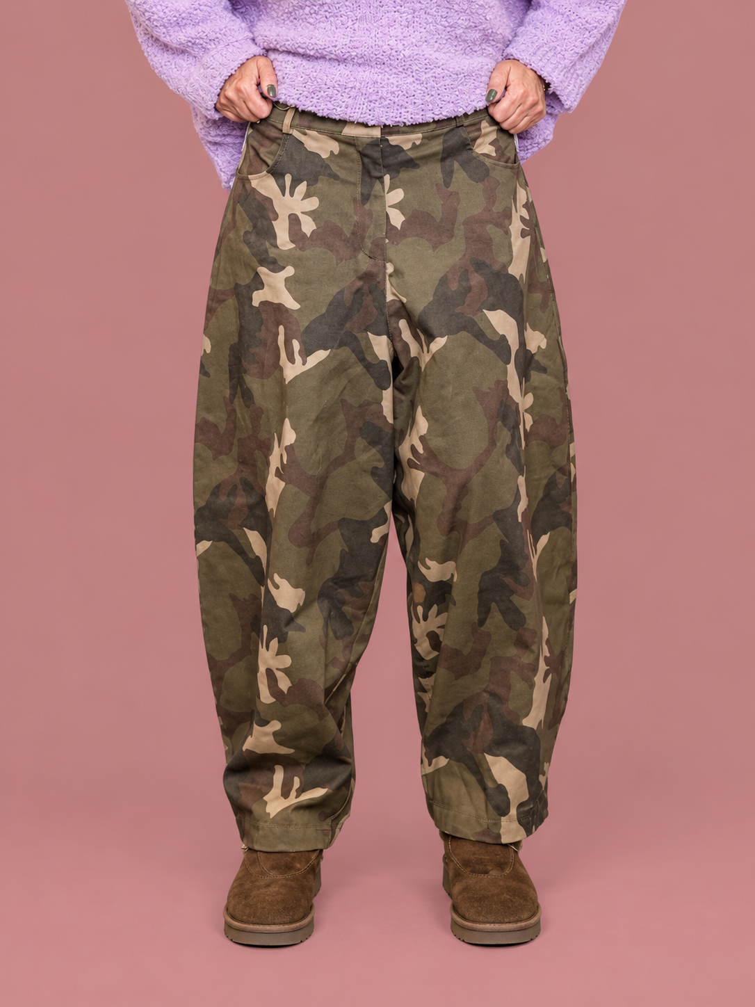 Pantalone over camouflage dalla linea balloon