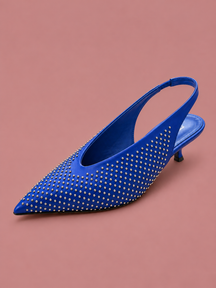 Slingback a punta con microborchie e tacco basso