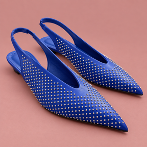 Slingback a punta con microborchie e tacco basso