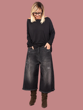 Bermuda in jeans nero délavé con fondo sfrangiato