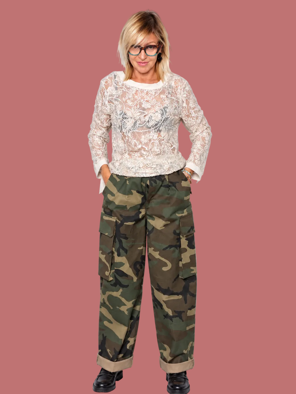 Pantalone cargo camouflage con gamba ampia