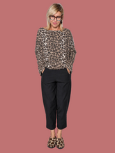 Pantalone nero in bengalina con tasche e linea affusolata