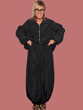 Pantalone over nero in nylon con elastico in vita e alle caviglie