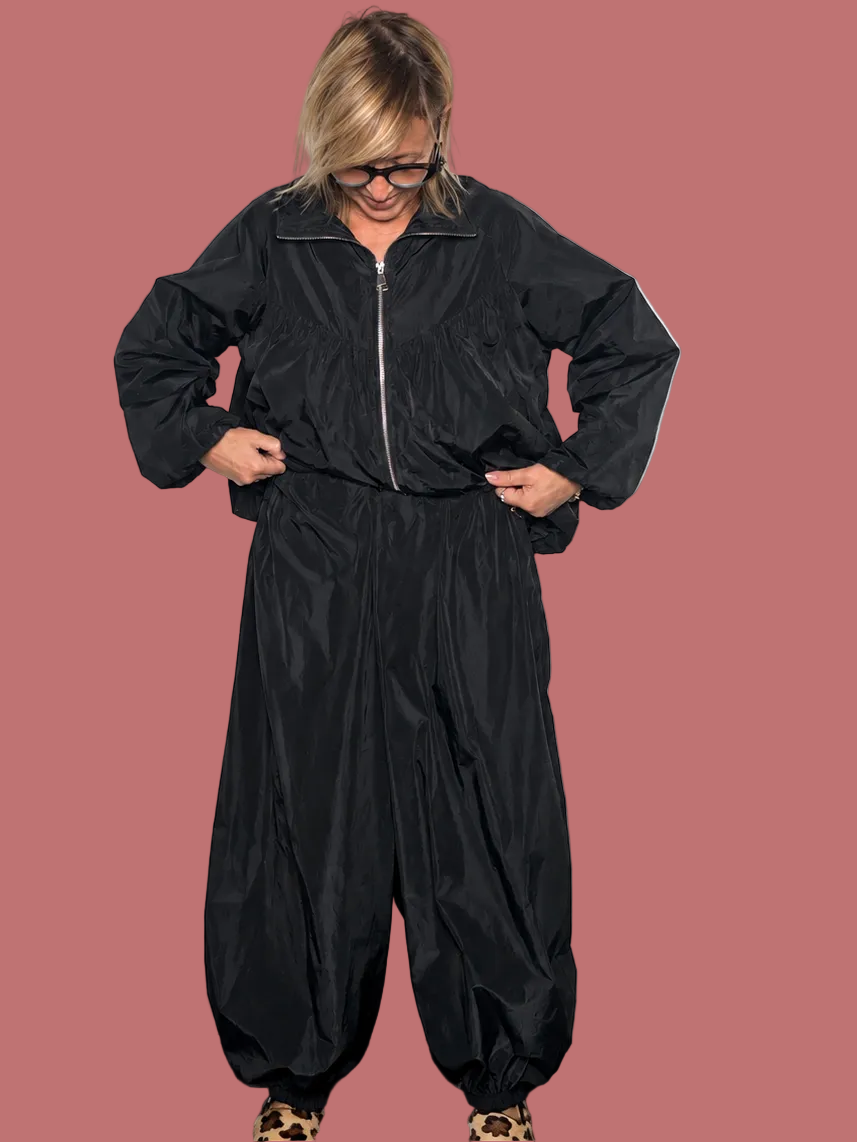Pantalone over nero in nylon con elastico in vita e alle caviglie