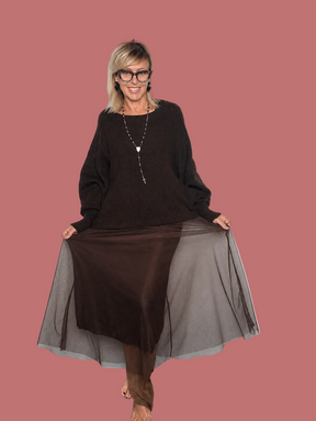 Abito smanicato con gonna in tulle e maglia over abbinata