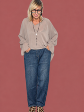 Jeans a ovetto blu délavé con piega laterale