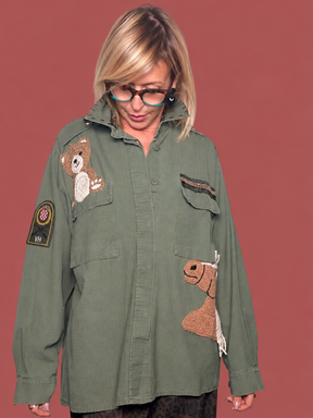 Camicia vintage verde militare con applicazioni e leone sul retro