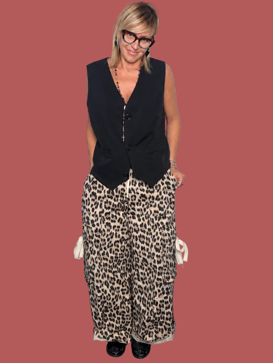 Pantalone cargo animalier con fiocchi a contrasto