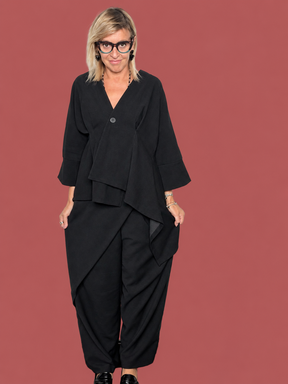 Pantalone nero in misto lyocell con drappeggio asimmetrico