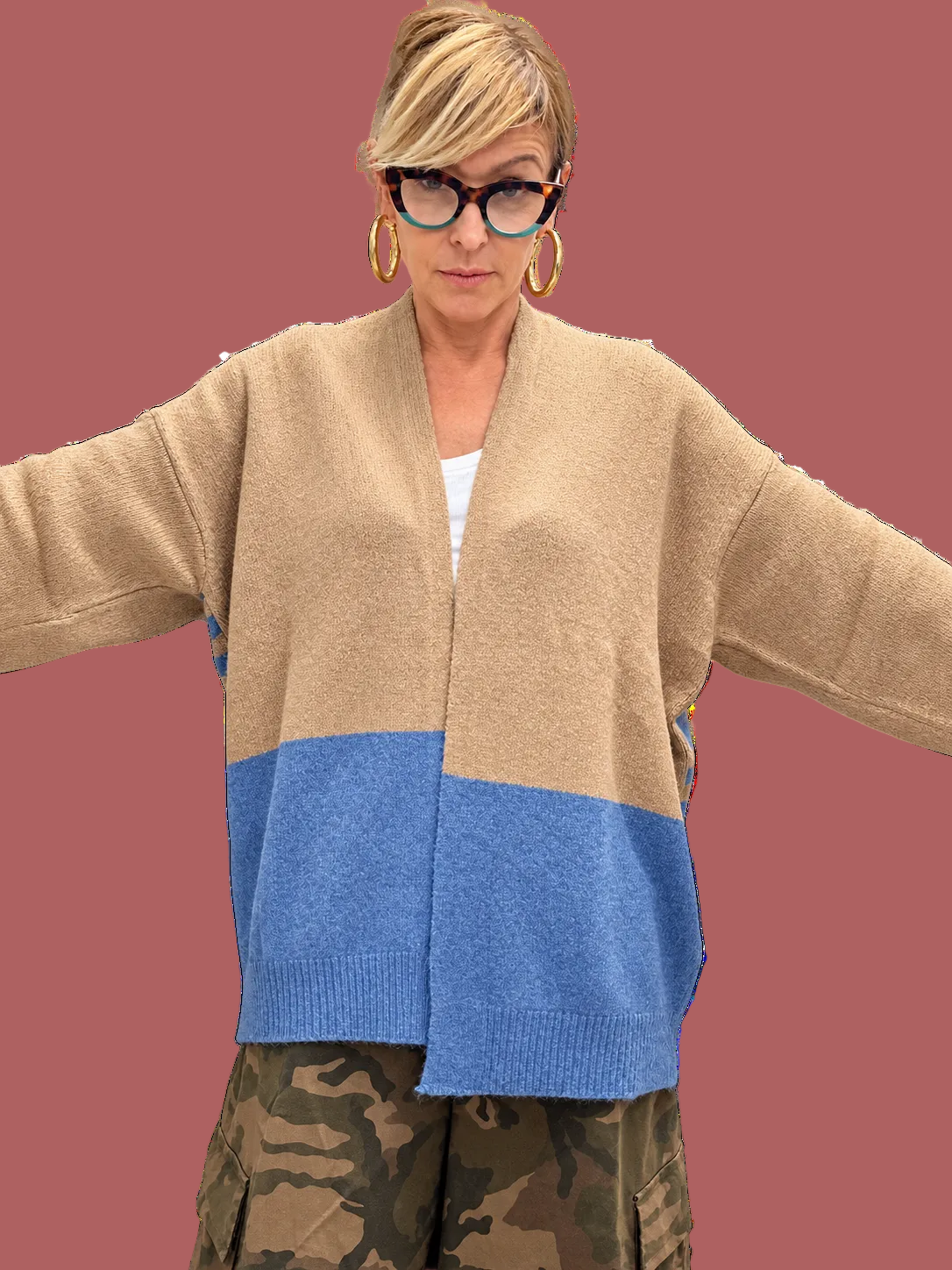 Vista frontale del cardigan beige e azzurro DEJA VU a linea ampia