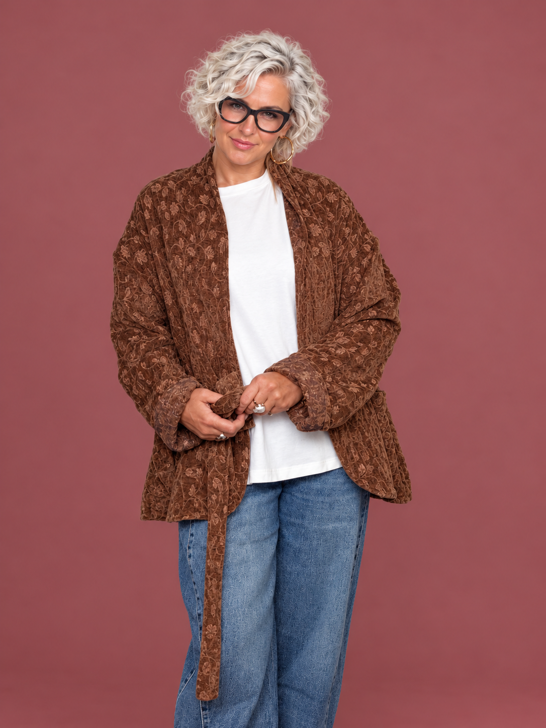 Giacca con ricami floreali e cintura Déjà Vu – Moro – modella master