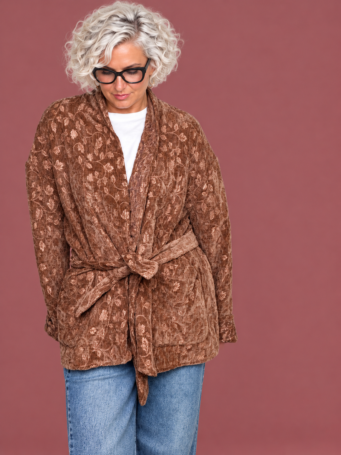 Giacca con ricami floreali e cintura Déjà Vu – Moro – modella master