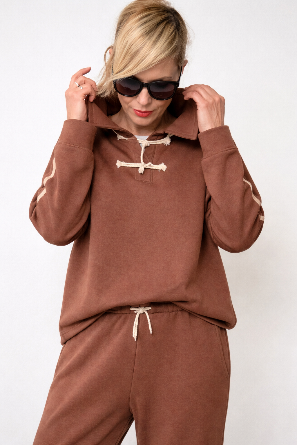 FELPA CON COLLO E CHIUSURA A NODI