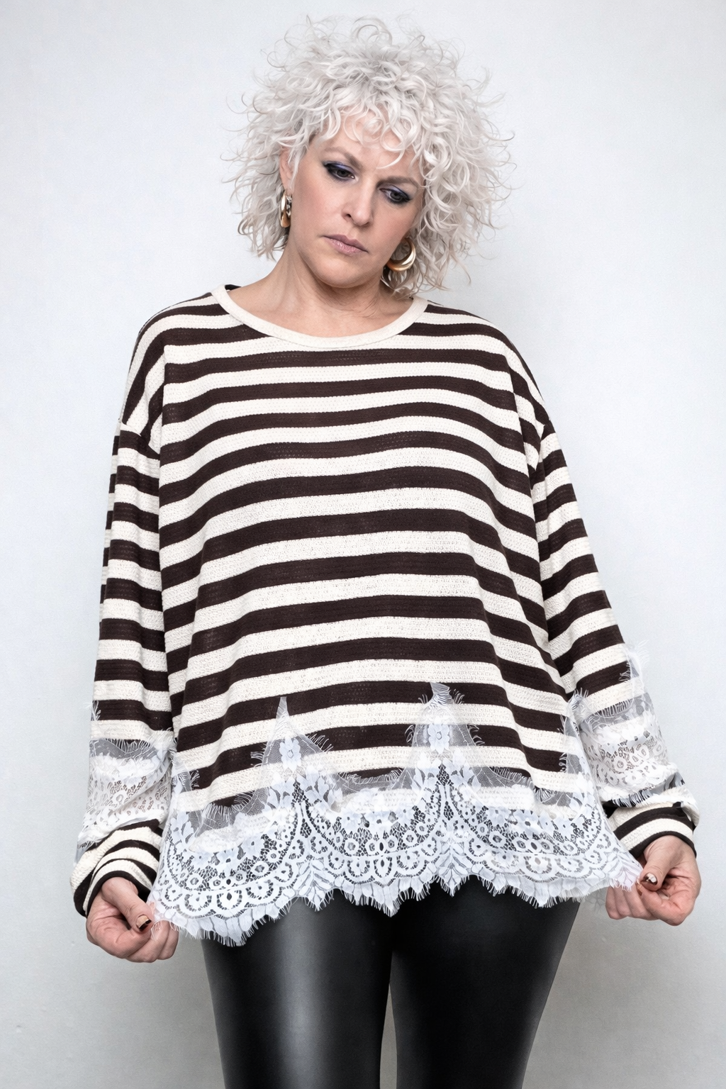 Maglia over a righe con inserti in pizzo – casual davanti, romantica nei dettagli