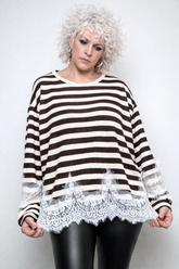 Maglia over a righe con inserti in pizzo – casual davanti, romantica nei dettagli