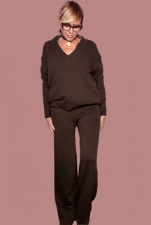 Completo in maglia con scollo a V e pantaloni ampi