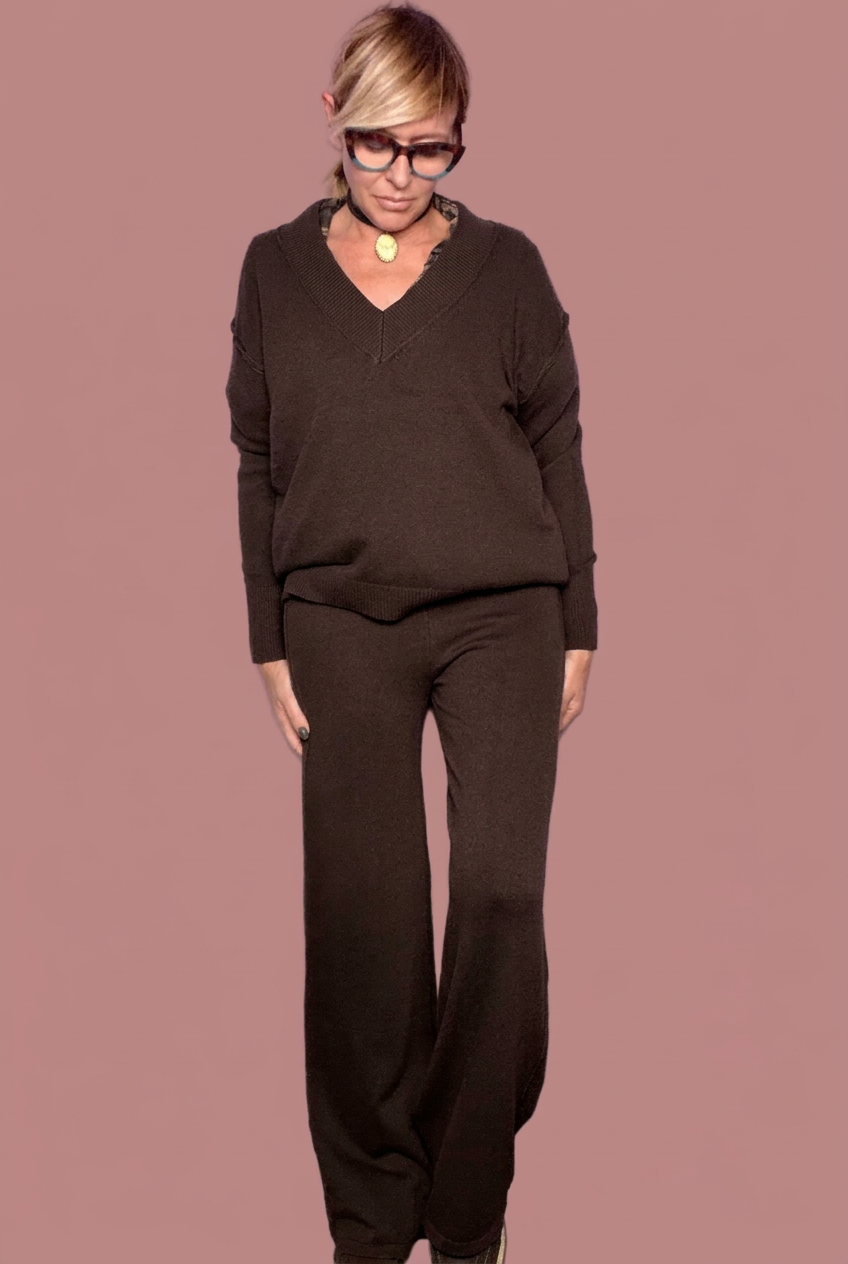 Completo in maglia con scollo a V e pantaloni ampi