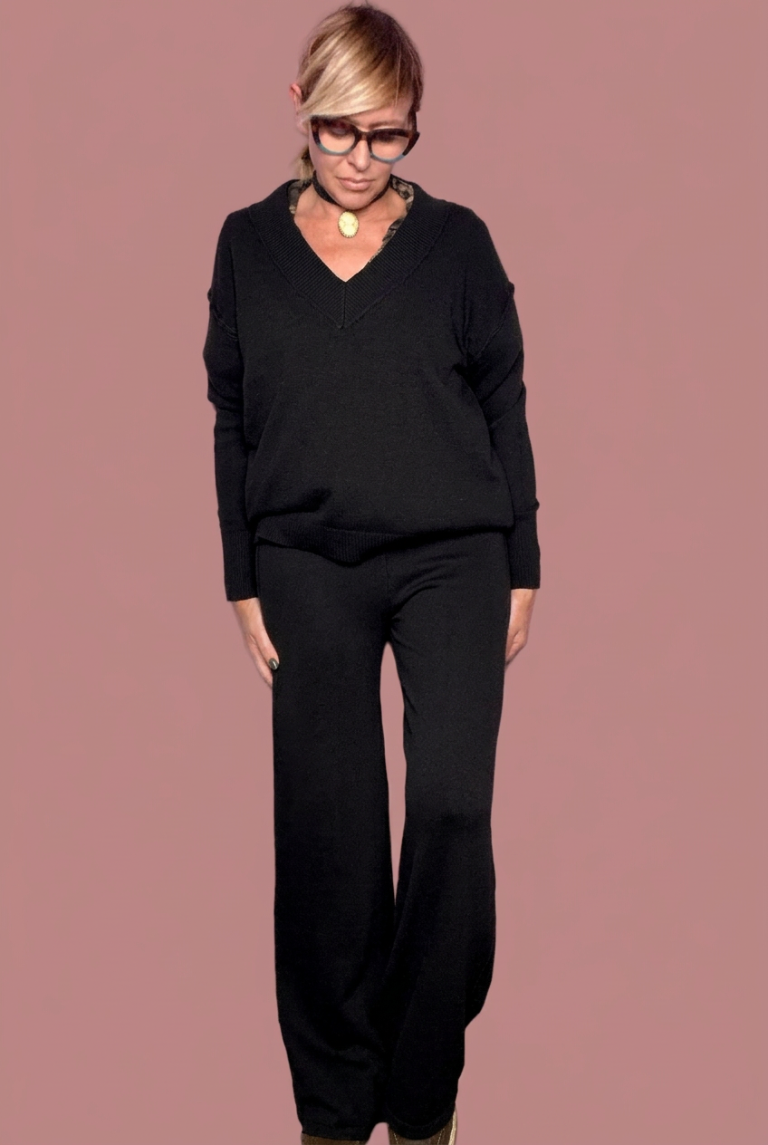 Completo in maglia con scollo a V e pantaloni ampi