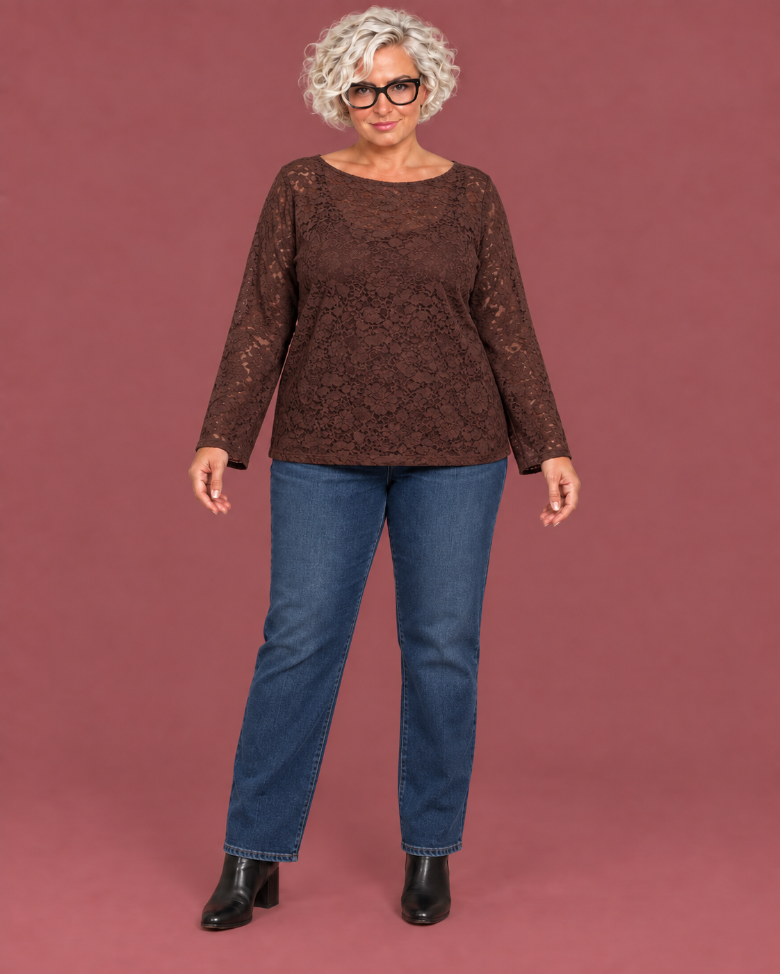 Maglia Over in Pizzo — modella Curvy