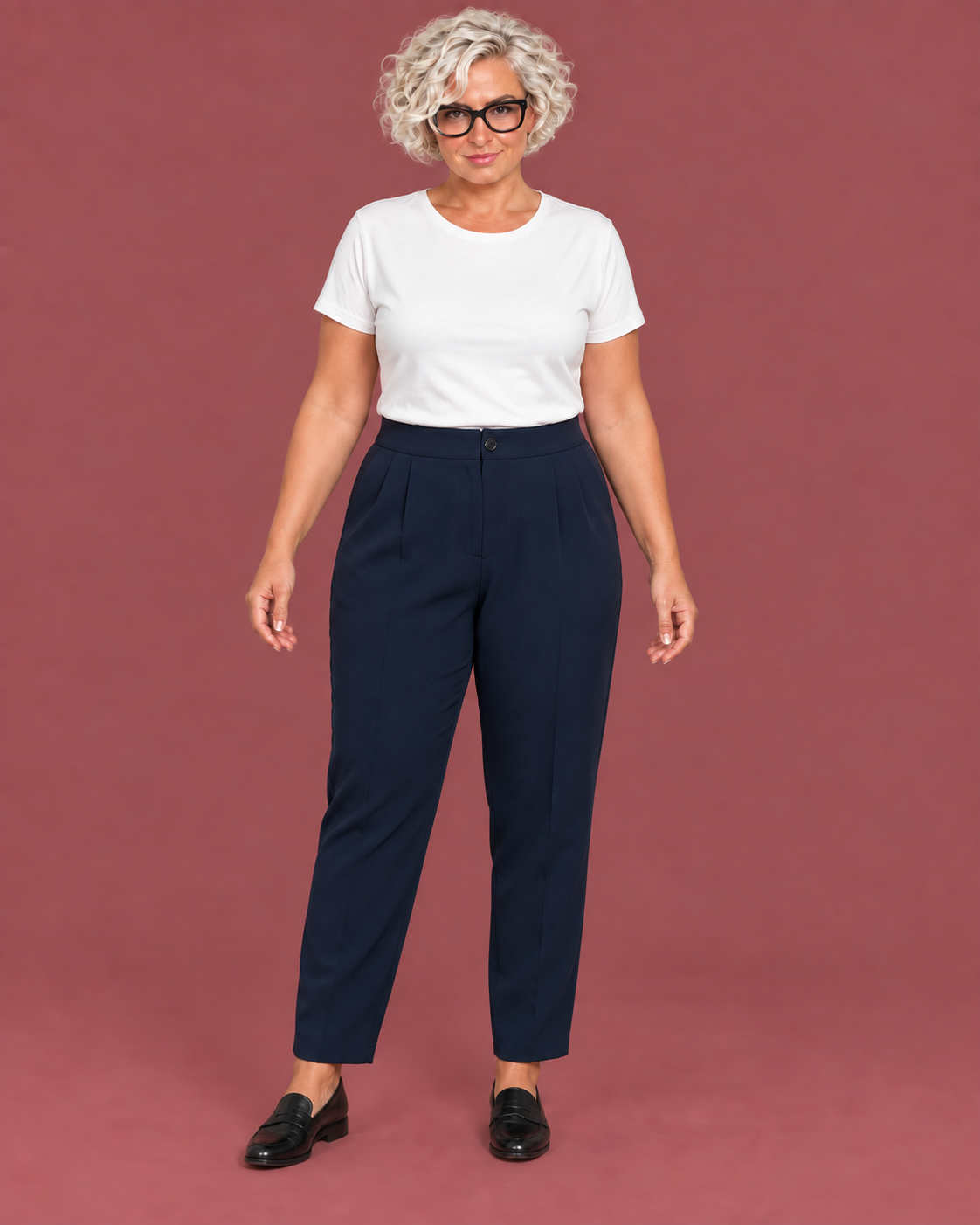 Pantalone Sigaretta Crêpe | Nero  e blu — modella Curvy