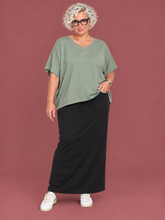 T-Shirt Oversize a Manica Pipistrello – Verde Salvia — modella curvy