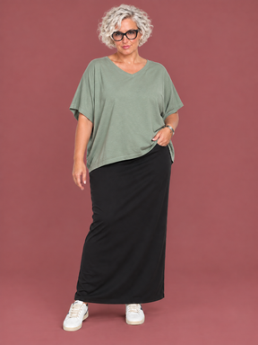 T-Shirt Oversize a Manica Pipistrello – Verde Salvia — modella curvy