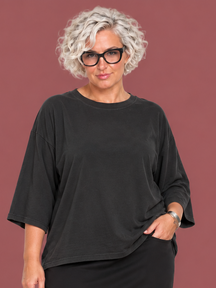 T-shirt donna girocollo a manica ampia — modella curvy