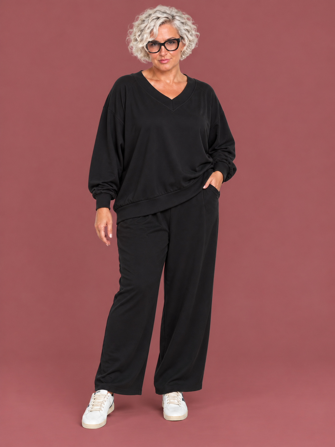 Felpa Oversize Scollo V in Modal – Nero / Vino / Navy / Moro — modella curvy